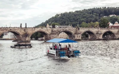 Vinařská plavba šlapadlem na Vltavě + 12 lahví prosecca